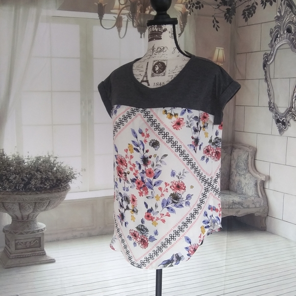 Rewind Tops - REWIND Floral Contrast Button-Back Top